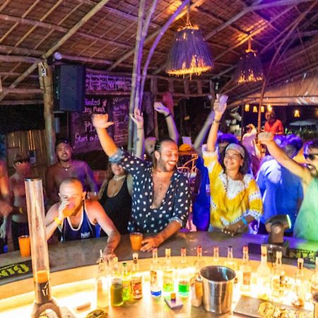 Mad Monkey Hostel Nacpan Beach (Adults Only) Эль-Нидо Экстерьер фото